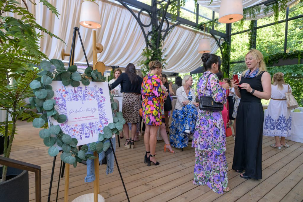 Purple table garden party 2025